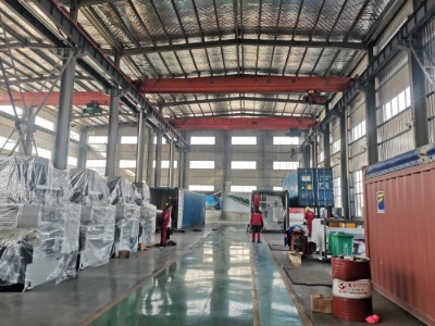 Paano pinangangasiwaan ng Malaking Bending Machine na ito ang koronang kabayaran para sa pagpapalihis sa buong haba ng baluktot?